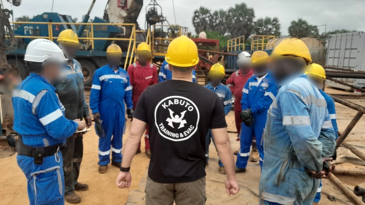 Briefing de sécurité devant une équipe sur un chantier de forage