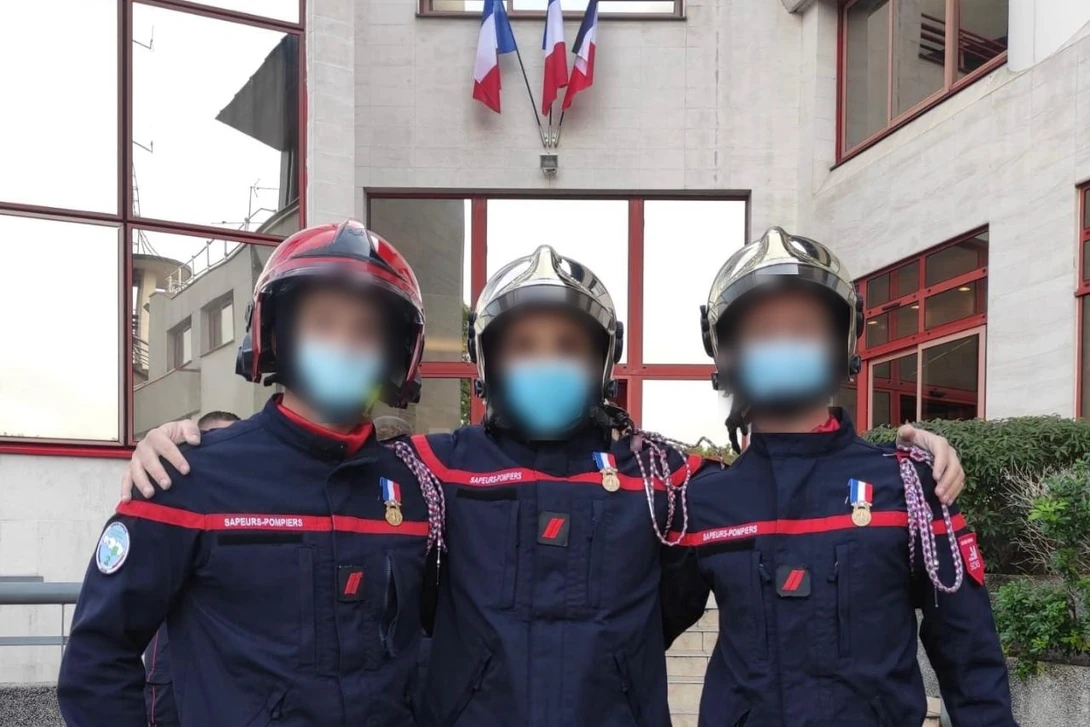Sapeurs-pompiers en tenue d’intervention devant un centre de secours