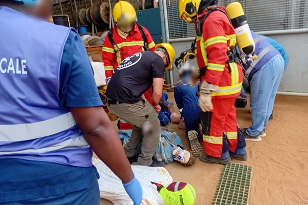Équipe incendie et équipe médicale sur une victime pendant un exercice