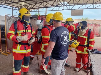 Équipiers incendie équipés de l’appareil respiratoire isolant
