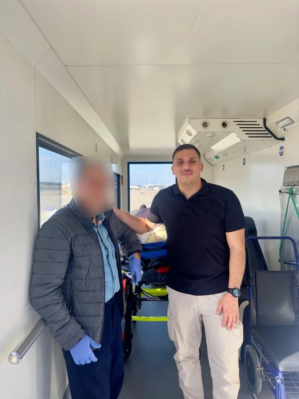 Hary dans la cabine, patient installé sur civière