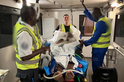Patient installé sur une civière lors d’un rapatriement sanitaire