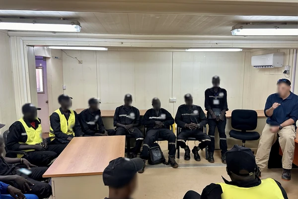 Briefing en salle avec une équipe de site