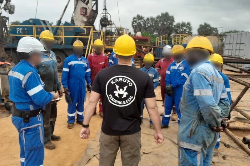 Briefing sur un chantier de forage, avant la mise en situation